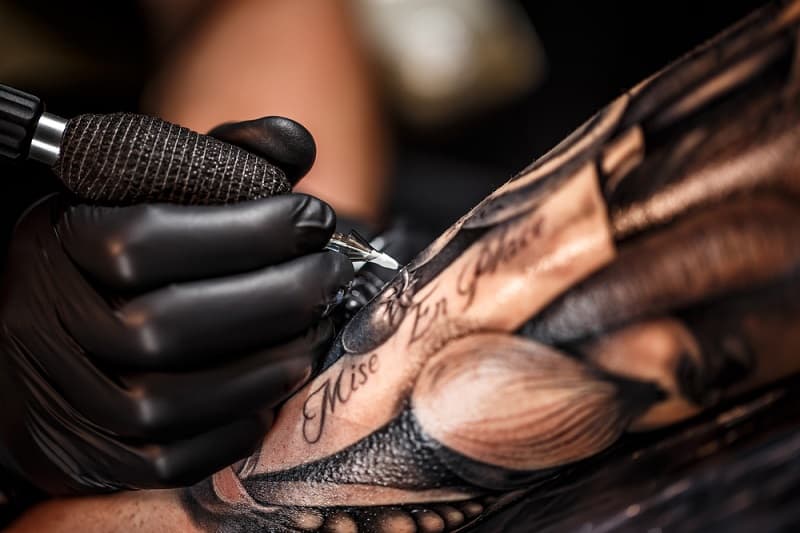 Tattoo Artist Gloves – Everything You and Your Tattooist Need To Know