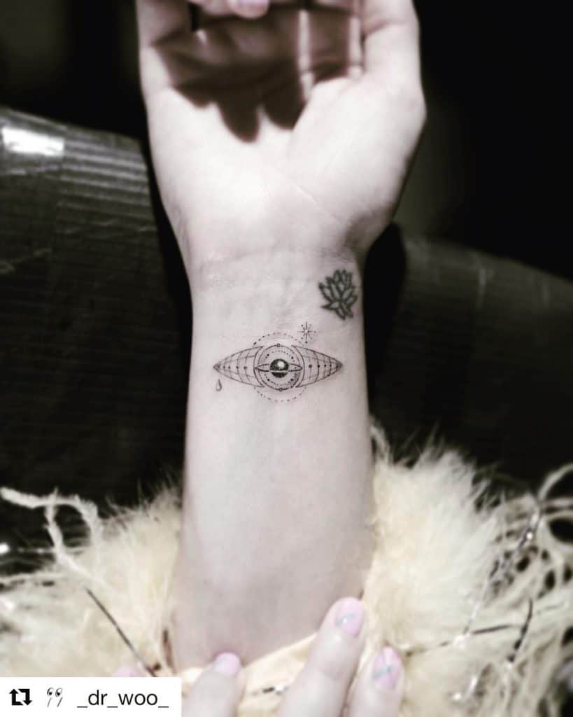 Which celebrities have fineline tattoos 3