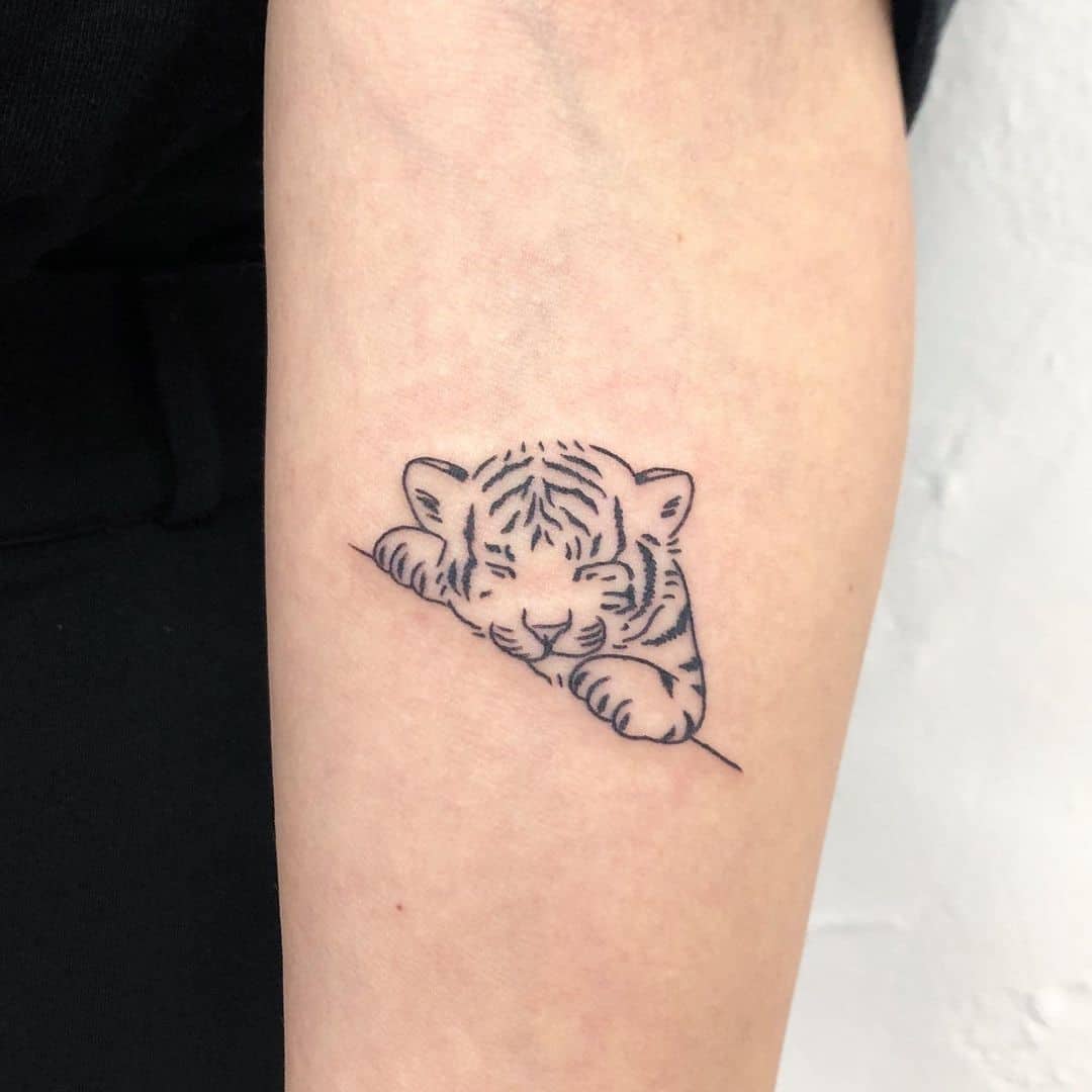 Cute Tiger Forearm Lines Tattoo