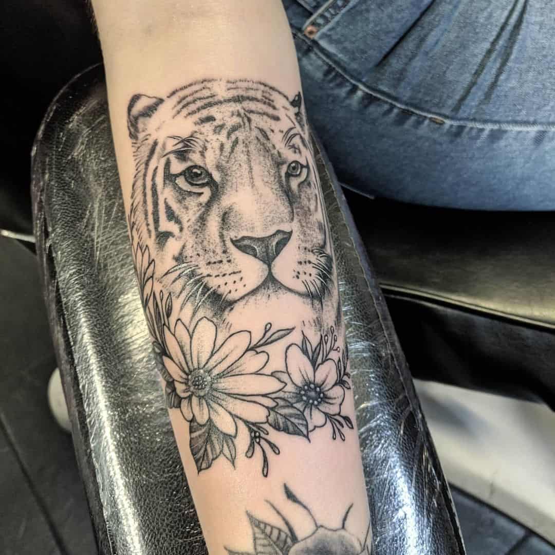 Realistic Tiger Tattoo Over Forearm 