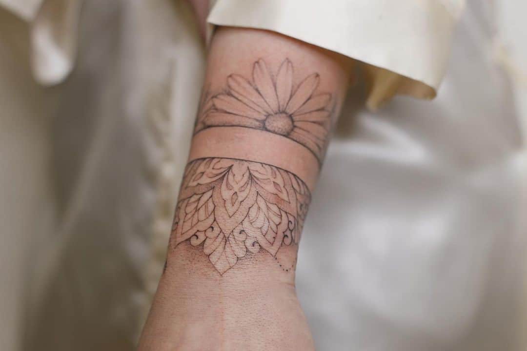 21 Bracelet Tattoo Ideas That Look Like Jewelry - StayGlam | Tatuaje de  pulsera, Tattoos pulseras, Tatuaje brazalete mujer